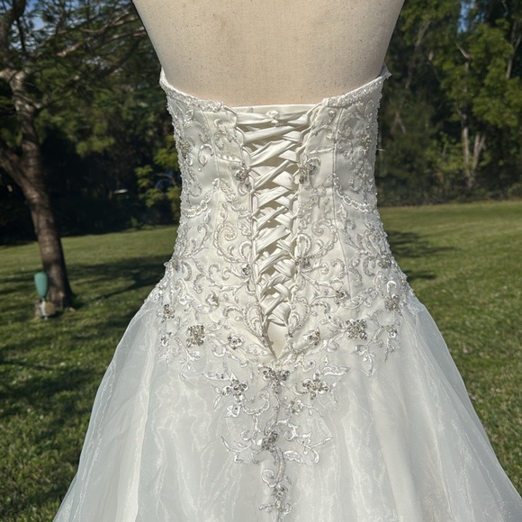 Strapless white wedding dress with a sweetheart neckline. Size small - Picture 6 of 6